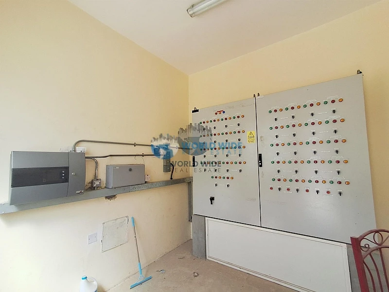 Warehouse with Labor Rooms for Rent in Birkat Al Awamer
