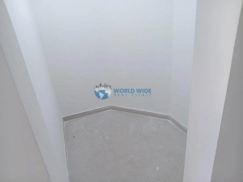 Contemporary Shop for Rent in Prime Location