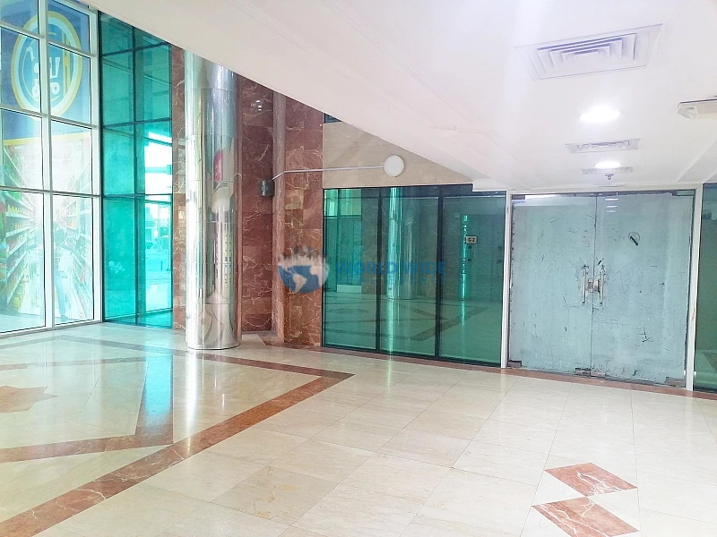 Spacious shop for rent in bank street