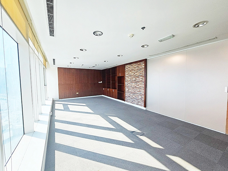 Fully Fitted Floor | Prime location | West Bay