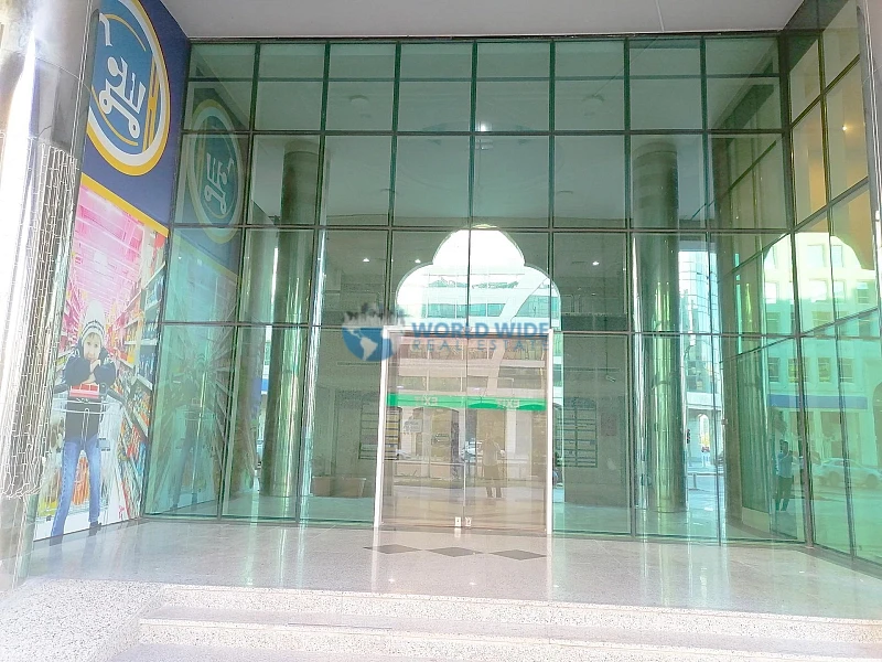 Spacious shop for rent in bank street